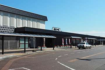 Walk out of the ticket gate at Shibata Station.