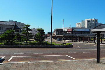 Proceed to the left along the road with Shibata Station behind you.