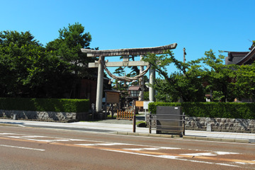 右手に神社が見えてきますので、神社側の方面に進みます