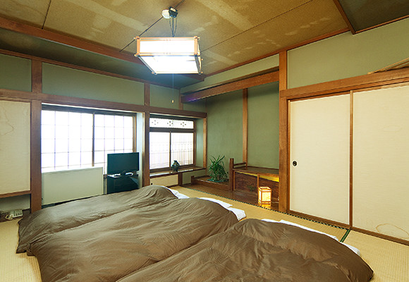 Japanese-style 8- or 10-mat room (Shared bathroom)