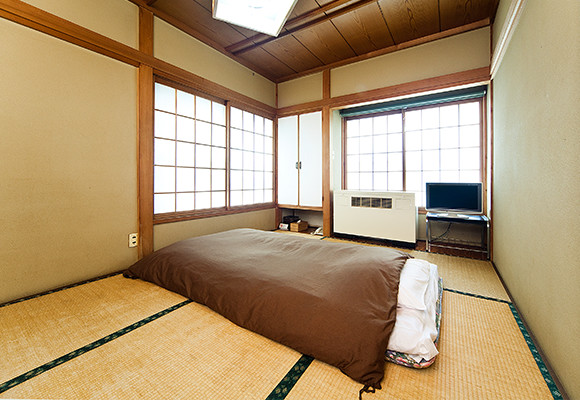 Japanese-style 6- or 7.5-mat room (Shared bathroom)